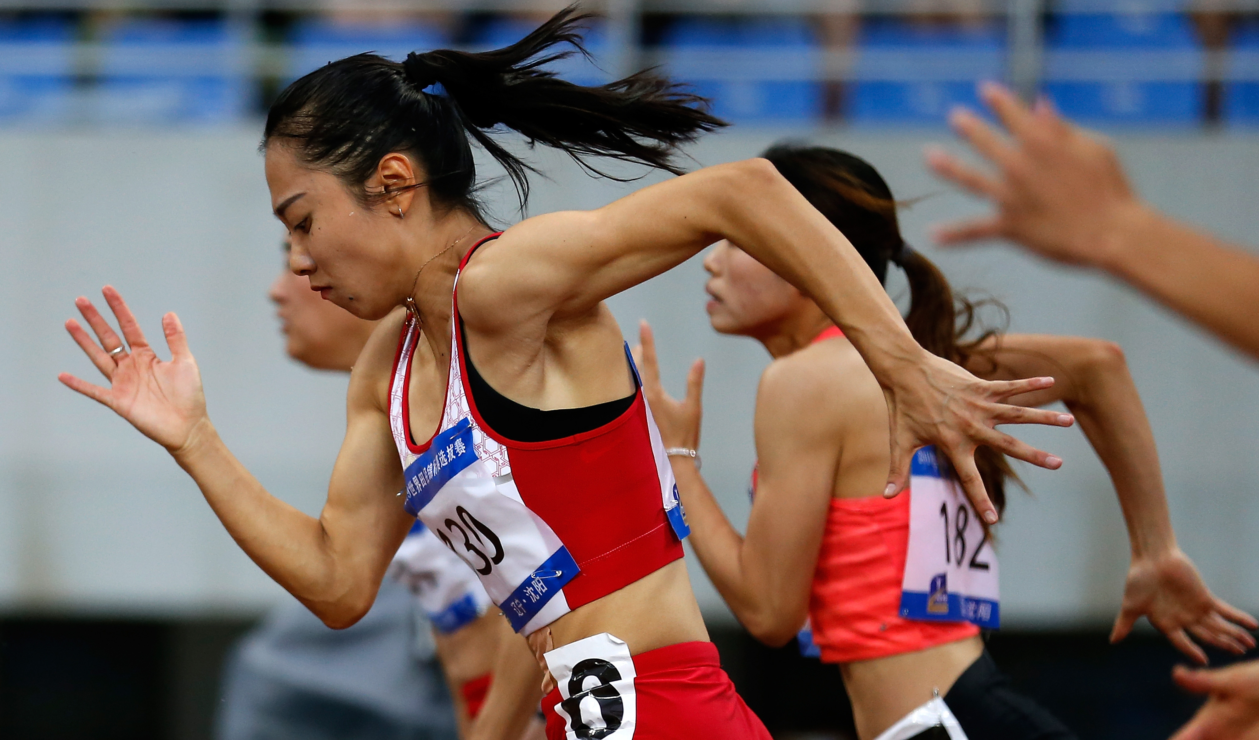 田径女子米决赛选手争先恐后